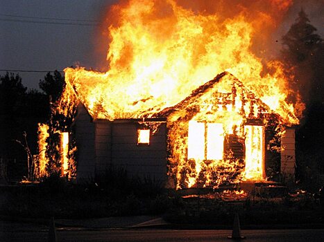 Неправильно растопившие печь дачники спалили дом под Саратовом