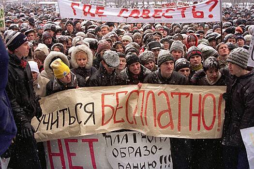 «Девчонок били дубинками» 25 лет назад ОМОН жестоко подавил протест студентов на родине Ельцина. Как это изменило Россию?