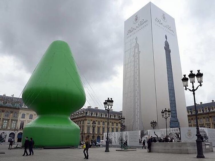 Это скульптура "Рождественская елка" в Париже. А вы что подумали?