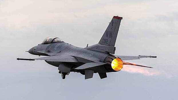 Украинские летчики преступили к отработке ударов по целям на истребителях F-16