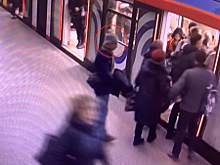 Полицейские московского метрополитена задержали вора-карманника и вернут пассажиркам похищенные у них смартфоны