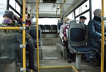 «Маленькие и холодные автобусы, нарушение расписания»: проблемы с маршрутом до поселка Омский решили ...