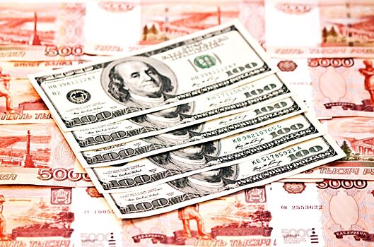 Экономист предсказал доллар дороже 125 рублей