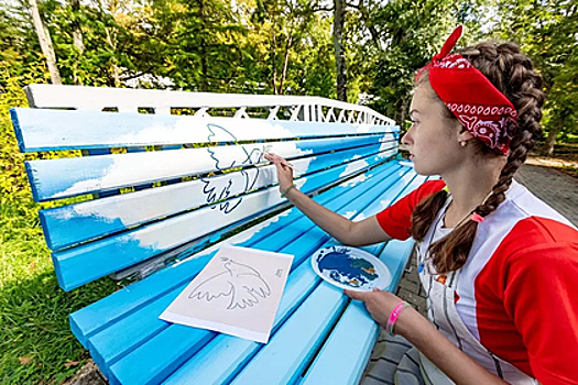 Российские школьники воссоздали на скамейке знаменитую картину Пикассо
