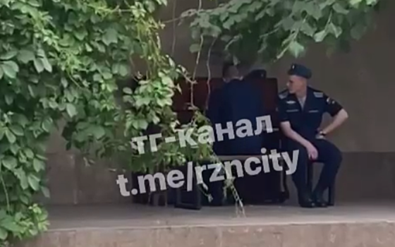 Курсант Рязанского десантного училища сыграл на пианино возле ТРЦ