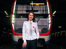 Известные артисты и спортсмены поздравили пассажиров метро с Днем московского транспорта