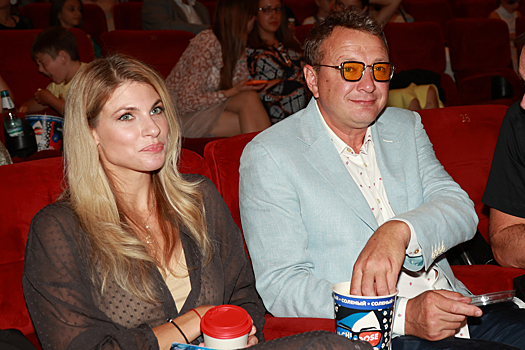 Марат Башаров вышел в свет с возлюбленной после сообщений о ее беременности