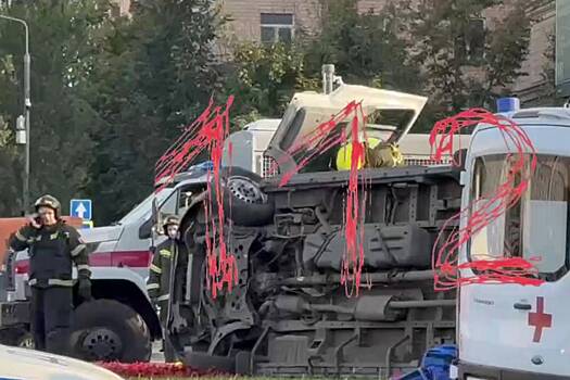 В российском городе перевернулась машина скорой помощи