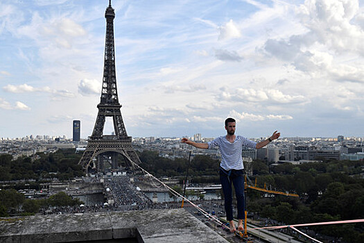 Видео: В Париже канатоходец прошел по тросу 670 метров от Эйфелевой башни