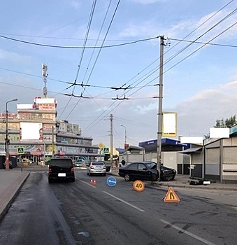 На ул. Громовой Mercedes с пьяной женщиной за рулём протаранил столб
