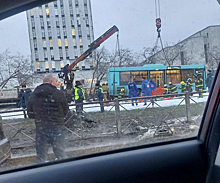 Автобус влетел в остановку с людьми в Петербурге