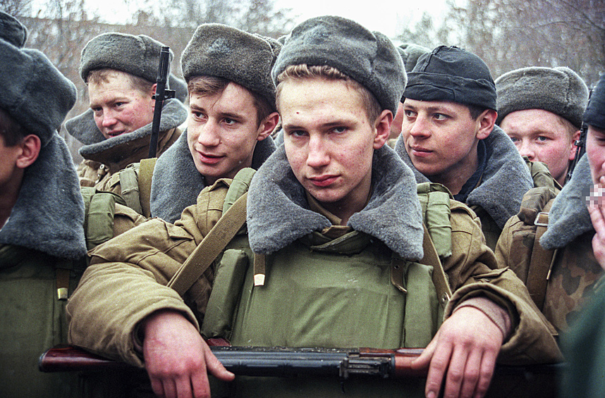 Война в Чечне стала символом слабости государства и развалом армии. Защищать страну от дальнейшего распада приходилось солдатам-срочникам, которым противостояли обученные террористы. Солдаты Федеральных сил перед отправкой в Чечню, 1995 год