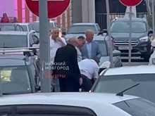 Соцсети: неадекватный мужчина бросается под машины в Нижнем Новгороде