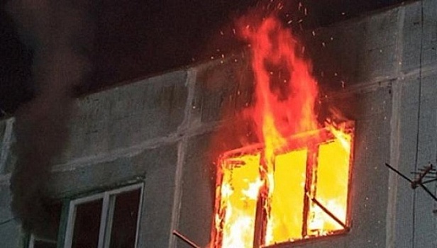 На западе Москвы горит жилой дом