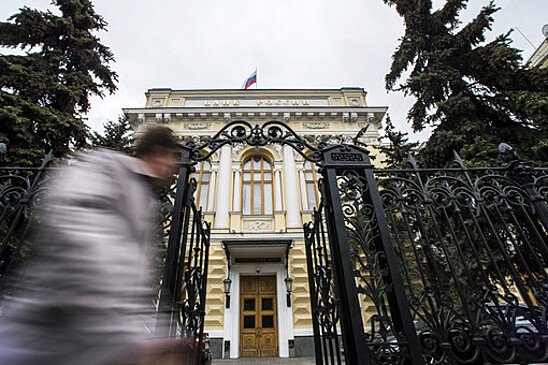 ЦБ спрогнозировал сокращение использования доллара из-за санкций США
