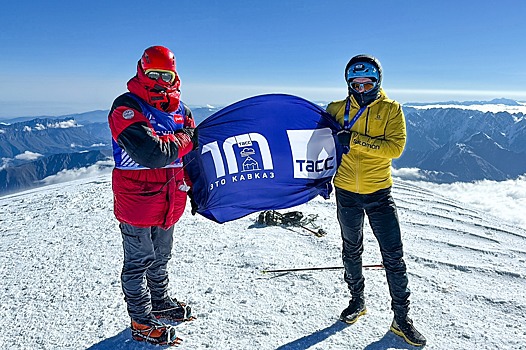 Флаг ТАСС «Это Кавказ» подняли на Казбек в рамках традиционного забега на гору