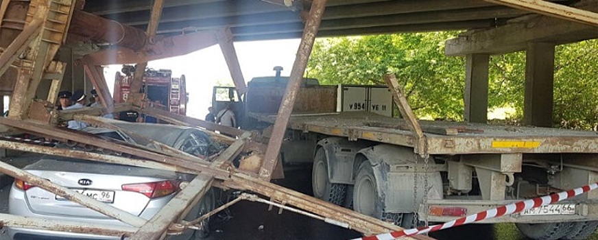 В Екатеринбурге металлическая конструкция выпала из кузова грузовика на машину с детьми