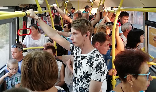 «Мы не помещаемся»: волгоградцы пожаловались на забитые до отказа автобусы