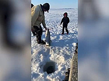 Шестилетний мальчик поймал рыбу размером с себя