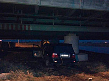 Под закрытым на ремонт Мостом глупости застрял внедорожник