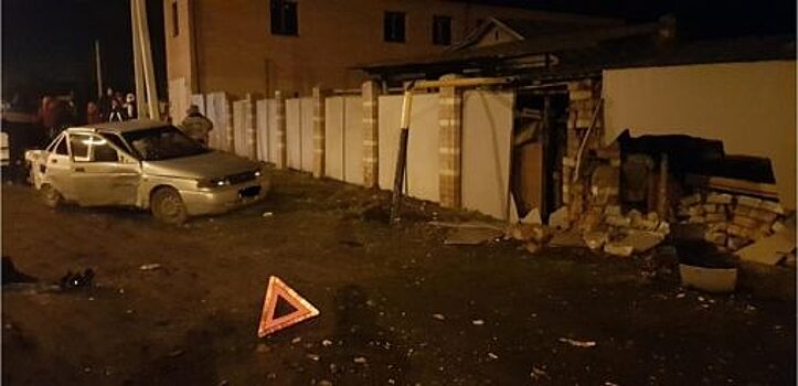 На трассе М-2 «Крым» ВАЗ протаранил забор и газовую трубу