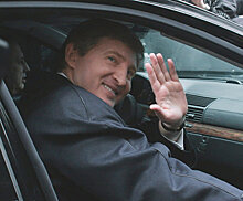 Bloomberg (США): комик, ставший президентом Украины, готовится к атаке на самого богатого человека страны
