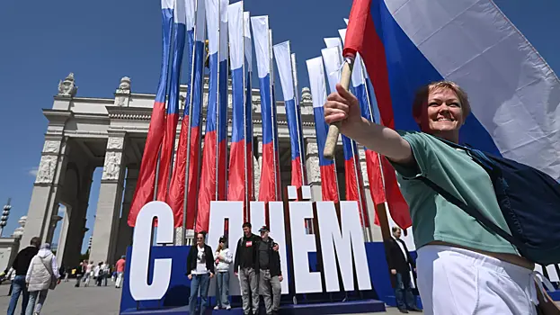 Москву украсили 2,3 тысячи флагов в честь Дня России