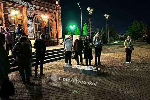 В Старом Осколе девушка легла в гроб у детского театра