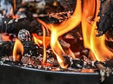 В Омске загоревшийся пассажирский автобус пытались потушить снегом