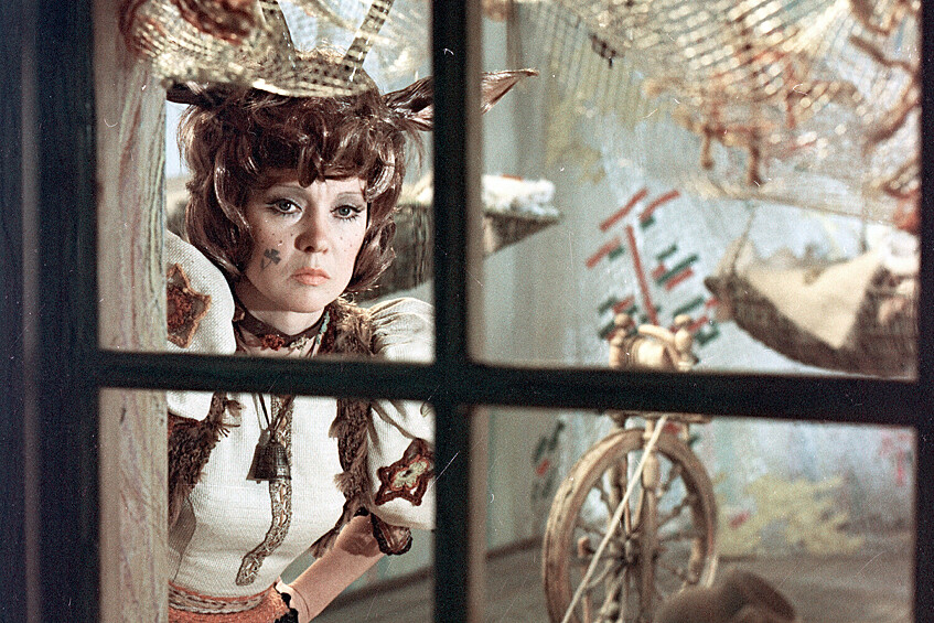 Людмила Гурченко в фильме «Мама».  Как признавалась Людмила Гурченко в своих воспоминаниях, после многих неудач она не верила обещаниям режиссеров. И когда Никита Михалков предложил ей роль в фильме «Неоконченная пьеса для механического пианино», обрадовалась, однако все равно не надеялась на успех. Поэтому согласилась на съемки в советско-румынско-французском фильме «Мама», чему Михалков был очень удивлен. Директора картин договорились о совместной занятости актрисы, но на съемках «Мамы» Людмила Марковна сломала ногу: на льду на нее упал клоун Олег Попов, и о работе у Михалкова пришлось забыть. Хотя на съемки «Мамы» Гурченко все же вернулась и готова была играть роль даже с загипсованной ногой.