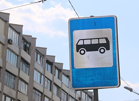 Новый остановочный павильон во Владивостоке получил повреждения при первом же сильном ветре