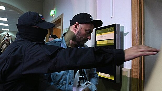 Суд разрешил Серебренникову ходить в театр