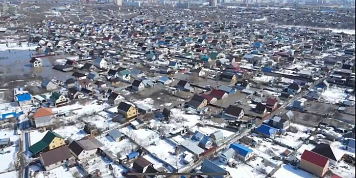 Накануне в поселке Берды в Оренбурге начали откачивать воду