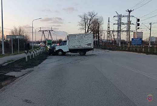 В Волгограда в ДТП с «Газелью» пострадали трое, включая 3-летнюю девочку