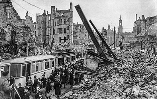 Жители Дрездена образовали живую цепь в память о бомбардировках 1945 года