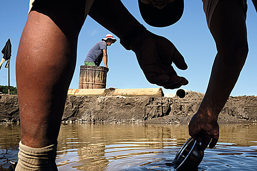 Моют себе яму: смотри, как живут искатели золота в джунглях Перу