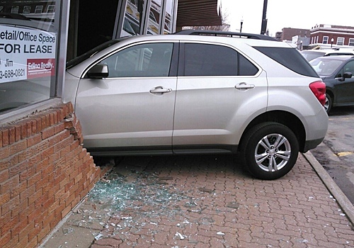 Пытаясь сдать на права, девушка протаранила здание, где сдают на права