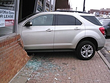 Пытаясь сдать на права, девушка протаранила здание, где сдают на права