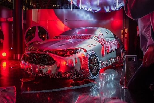 В Mercedes-Benz создали арт-кар в стиле «Принцессы рэпа»