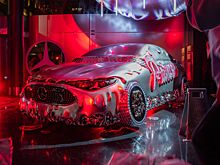 В Mercedes-Benz создали арт-кар в стиле «Принцессы рэпа»
