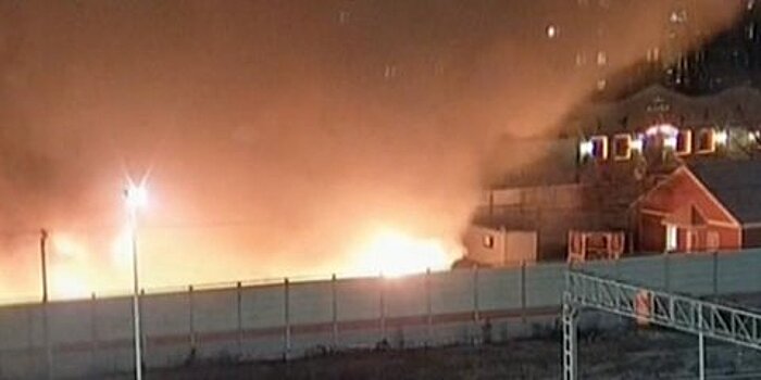 Пожар площадью 200 кв. м на складе с горюче-смазочными материалами в Щукино ликвидирован