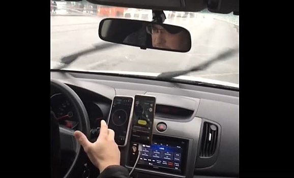 Кашляющий таксист высадил нижегородку с ребенком за просьбу надеть маску