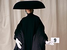 Шляпы-тарелки и махровые халаты в первой за 53 года кутюрной коллекции Balenciaga