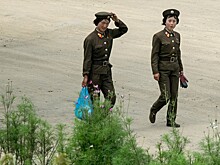 Казармы с мужчинами и змеи в раковине: где женщин призывают в армию