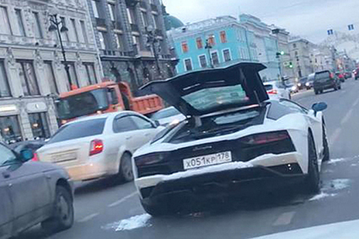 Водитель бросил Lamborghini Aventador в центре Петербурга без объяснений