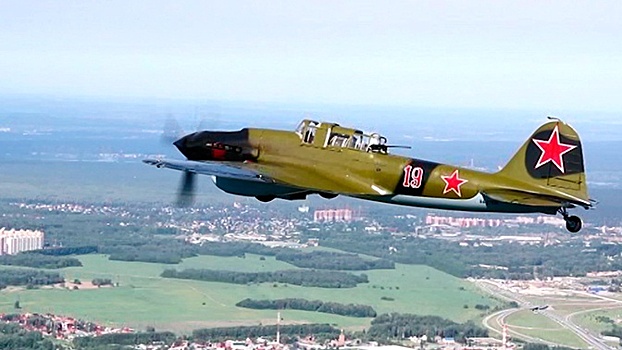 Восстановленный штурмовик Ил-2 принял участие в Параде Победы в Великом Новгороде