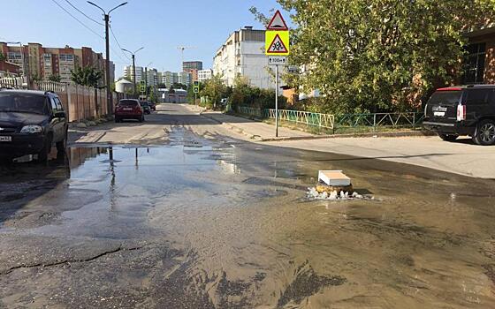 В Кальном недалеко от школы прорвало канализацию