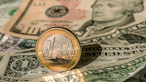 Как могут измениться курсы доллара и евро в декабре