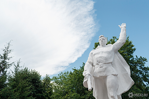 Пьяный турист залез на статую в Европе