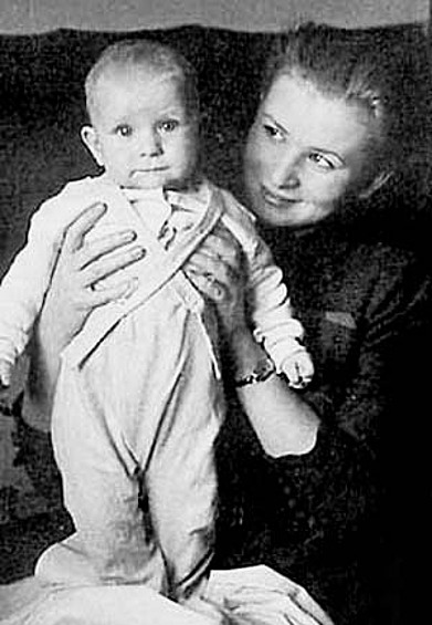 Валентина Серова с сыном Анатолием.